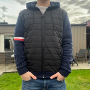 Snygg cardigan  - Väldigt snygg mörkblå cardgidan. Den är i fint skick, storlek M. Skriv vid minsta intresse, pris kan diskuteras vid smidig affär😀