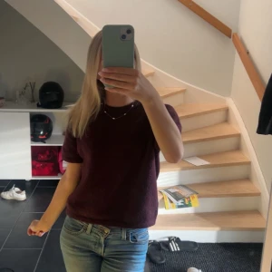 Vinröd stickad kortärmad tröja - Säljer en vinröd stickad tröja med korta ärmar. Tröjan har en enkel, rak passform och är mjuk i materialet. Den är från Gina Young storlek 156/164 och passar xs/s. Använd två gånger.