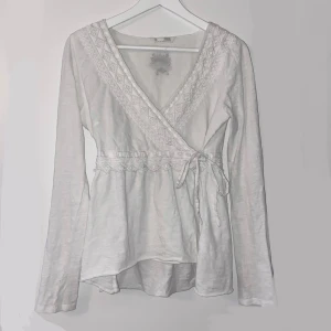 Odd Molly blus - Superfin vit blus ifrån Odd Molly som passar perfekt till sommaren. Tidigare köpt här men kommer tyväär inte till användning. (Det mörka som syns är inte en fläck utan loggan på baksidan) Använd ”Köp nu” funktionen 💕