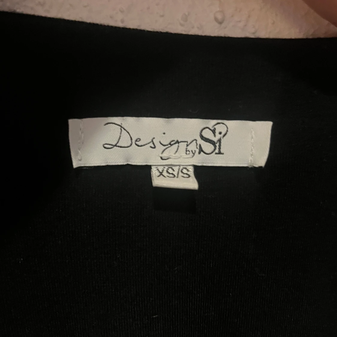 Svart omlottopp med knyt från Design by Si - 2