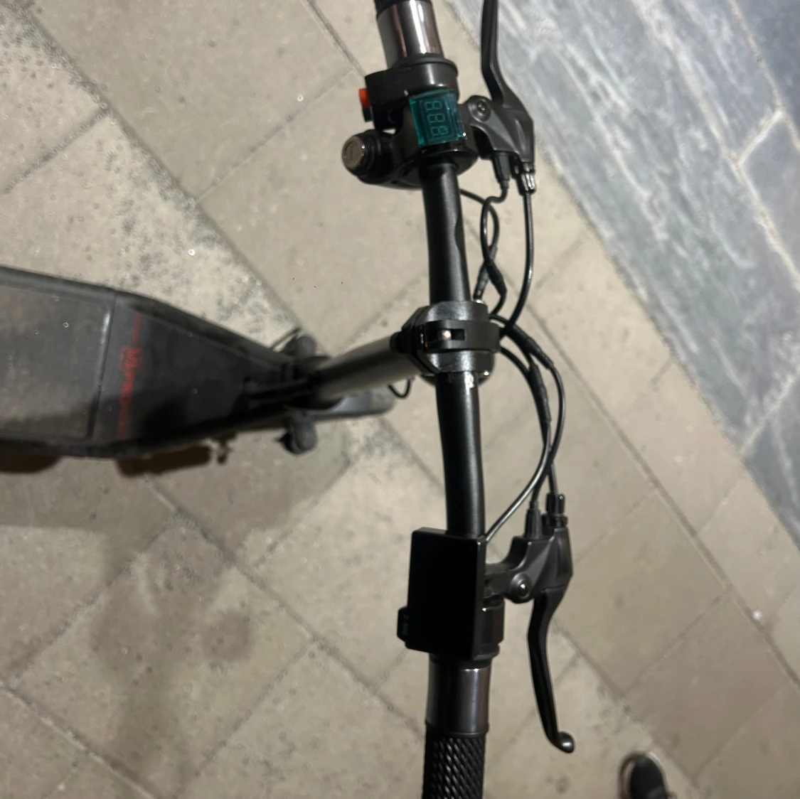 Svart elscooter med sadel - 3