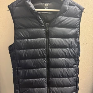 Uniqlo väst - Mörkblå skitsnygg uniqlo väst. Typ aldrig använd. Storlek M. Riktigt skönt dunmaterial. Nypris 600kr. Hör av er vid frågor! 🤗