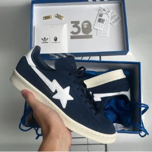 Adidas X Bape sneaker  - Använda ca 5 gånger Riktig snygga adidas x bape skor med en skön stjärna på sidan, liknande golden goose! Skorna i sig är sjukt sällsynta och som på sista bilden så finns de inte ens i denna storleken längre! Nypris på dessa är galet högt, så passa på nu! Storlek: 41/42!