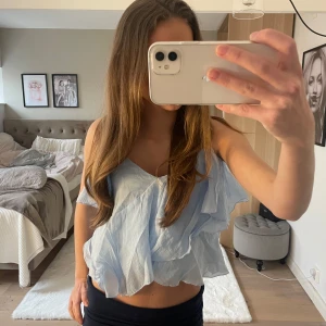 Ljusblå volanglinne - Söt ljusblå topp med volangdetaljer från zara!!💗