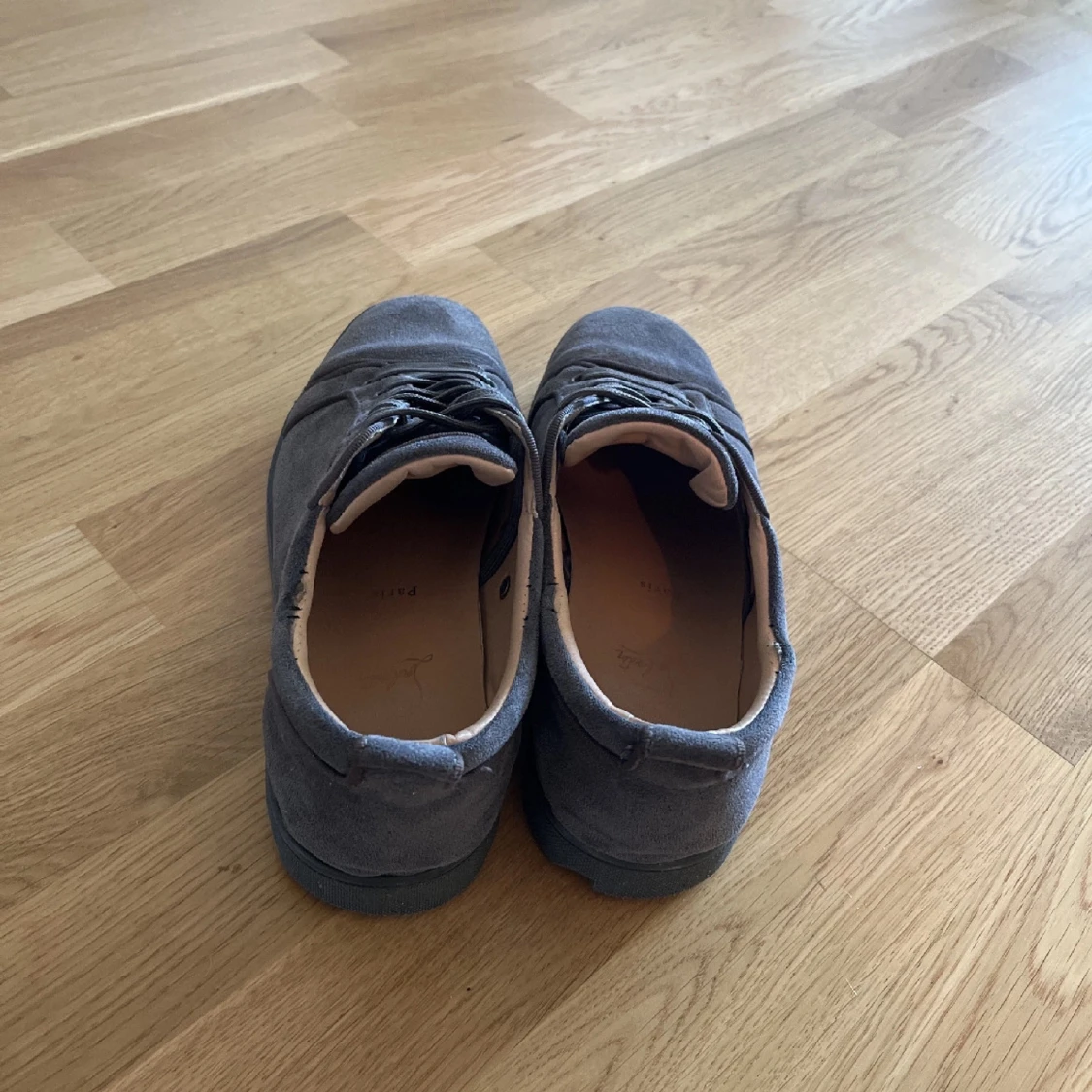 Grå sneakers med röd sula - 1