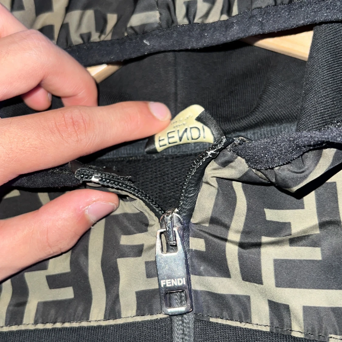 Svart hoodie med mönstrad huva från Fendi - 1