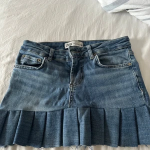 Jeanskjol från Zara - Snygg jeanskjol från Zara med volanger!💕Skriv om ni har frågor!
