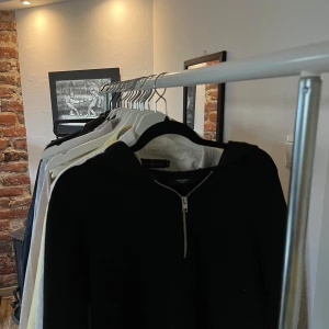 Svart halfzip från Jack & Jones Premium - Säljer en stilren halfzip från Jack & Jones med dragkedja framtill och luva i stickat material. Använde några gånger förra våren, bara legat i garderoben sen dess.