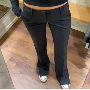 Svarta lågmidjade kostymbyxor - Vera kostymbyxor med låg midja från BikBok, fint skick! Priset är diskuterbart 😋