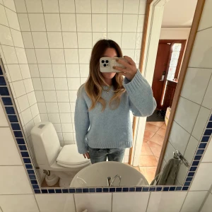 Ljusblå stickad tröja - Säljer en mysig ljusblå stickad tröja från monki som inte kommer till användning längre.