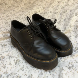 Dr Martens  - Använd ett fåtal gånger, har endast ett knappt synligt märke på ena foten🙏🏻. Nypris 2000kr 