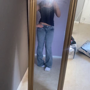 Grå bootcut jeans från Gina Tricot - Snygga grå bootcut jeans från Gina Tricot. De har en klassisk femficksdesign och är perfekta för en avslappnad stil. Jeansen har en bekväm passform och är tillverkade i ett mjukt denimtyg.