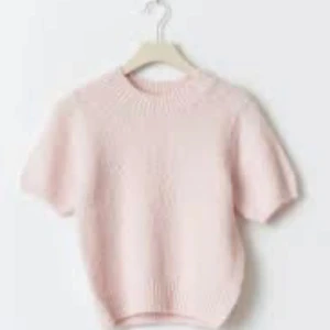 Rosa stickad tröja från Gina Tricot - Säljer en söt rosa stickad tröja från Gina Tricot. Tröjan har korta ärmar och en rund halsringning. Perfekt för en mysig dag. 💖den är lite nopprig längst ner på tröjan, men säljs då för billigare💕🥰