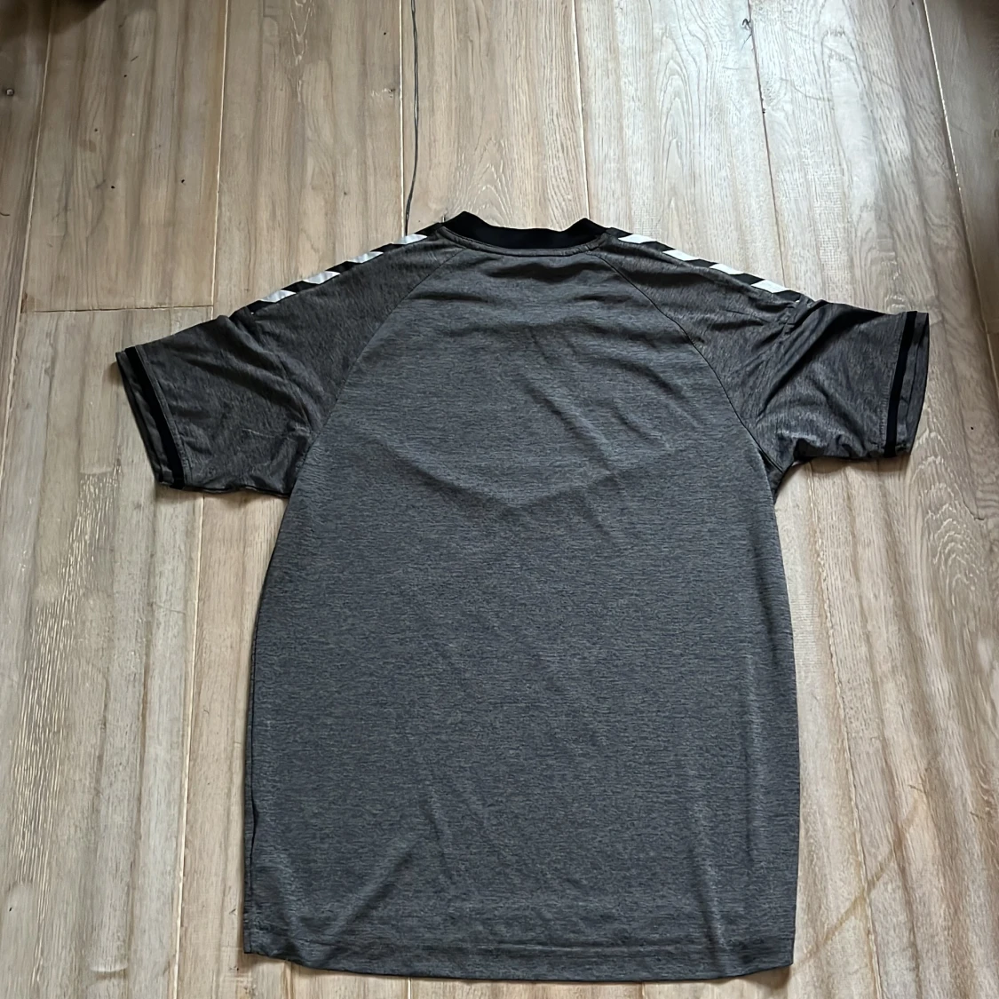 Grå kortärmad tröja från Hummel - 1