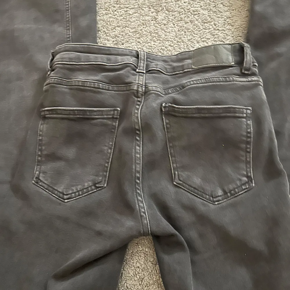 Snygga svarta jeansbyxor i en klassisk stil. De har en normal passform och är fullängd. Perfekta för en stilren look. Jag har klippt upp nere vid benen så dem blir längre. Farkut & Housut.