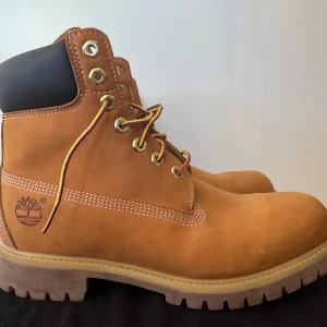 Bruna kängor från Timberland - Säljer ett par klassiska bruna kängor från Timberland storlek 43, Aldrig använda