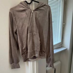 Beige hoodie från 157 - Säljer en mysig beige hoodie från 157. Den har en dragkedja framtill och en praktisk ficka. Perfekt för en avslappnad stil. 💛