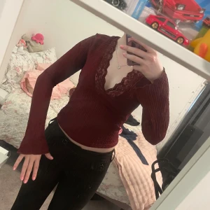 Vinröd topp - Snygg och skönt material men aldrig kommit till användning 