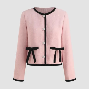 Rosa kavaj från Cider - Snygg rosa kavaj från Cider med svarta detaljer och knappar framtill. Den har dekorativa rosetter vid fickorna och en elegant rund halsringning. Perfekt för en stilren look.