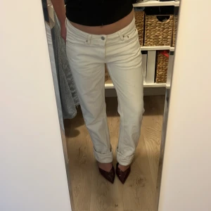 Vita jeans - Snygga vita jeans med baggy passform och låg midja. Perfekta nu till sommaren 💕