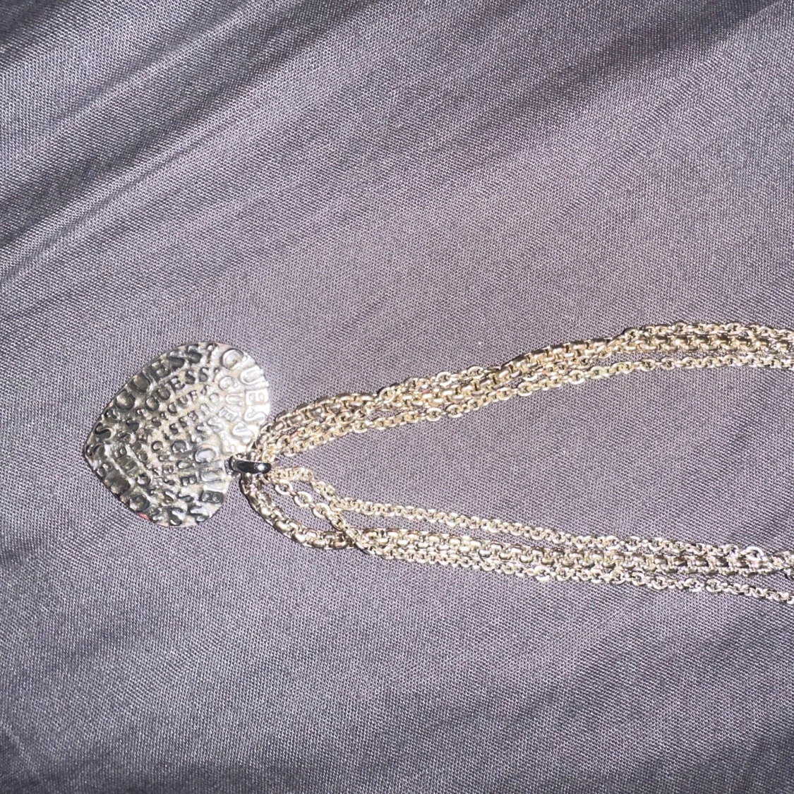 Silverfärgat halsband med hjärtberlock från Guess - 2