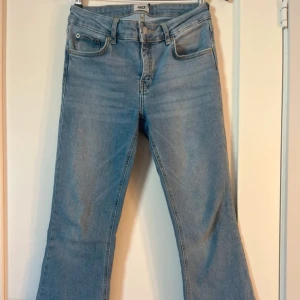 Blå jeans från lager 157 - Fina ljusblå jeans som jag köpte på Vinted men tyvärr inte passade mig. Dom är klippta nertill. Måttet från midjan till slutet på benet är 94cm och från grenen till där byxbenet slutar är de 70,5 cm 