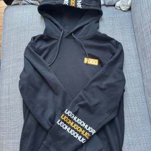 Hugo Boss Hoodie - Fetaste hugo boss hoodien som någonsin har tillverkats. Den är mycket bra skick. Nypris 2000kr. Storlek: S