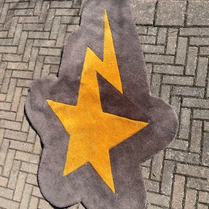 BAPE matta brun - En custom BAPE matta, 170 cm lång och 115 ish cm bred, kom gärna med bud!