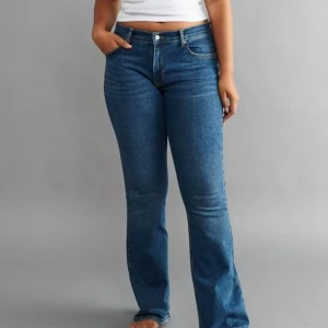 Blå bootcut jeans från gina tricot - Snygga blå bootcut jeans från Perfect Jeans. De har en klassisk femficksdesign och en knappgylf. 
