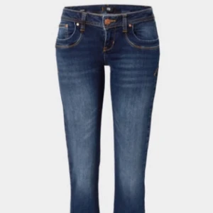 LTB valerie - Snygga blå jeans från LTB med klassisk femficksdesign och knappgylf. Perfekta för en avslappnad stil. Märket 'VALERIE' syns på insidan av midjan.