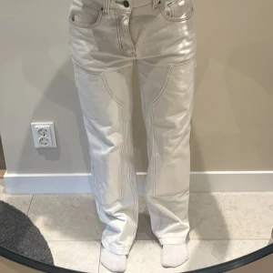 Vita jeansbyxor med kontrastsömmar - ”skate fit” från Jaded London W28 L30