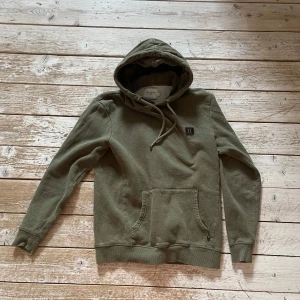 Les Deux hoodie - Riktigt go Les Deux hoodie i grön 🌲🍏 bra skick, det enda är att det saknas en av metalltopparna till dragsnodden, kan visa på bild 💯Sitter true to size (S) 🤩Pris kan såklart diskuteras ‼️