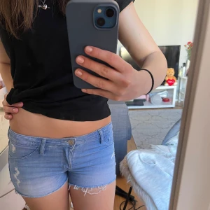 Jeansshorts  - Säljer dessa snygga jeansshorts köpta secondhand. Lappen är inte kvar men tror att det är storlek XXS. Säljer då de har blivit för små för mig. Skriv för fler bilder eller frågor!