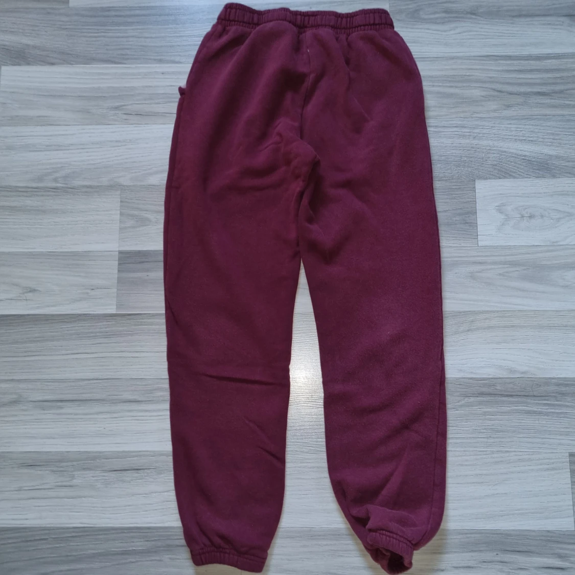 Vinröda mjukisbyxor från H&M - 1