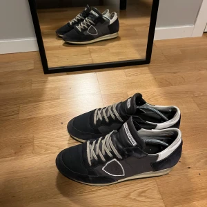 Philippe model skor - Säljer nu mina philippe trainers för dem börjar bli för små. De är i strl 42 men passar 43! De är svart/marinblåa så väldigt schyssta! Använda men har mycket mer o ge! Hör av dig vid funderingar 