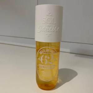 Sol de Janeiro Brazilian Crush Cheirosa '62 - En doftspray från Sol de Janeiro med doft av pistage och saltad karamell. Flaskan rymmer 240 ml, ca 3/4 finns kvar. Nypris: 329kr