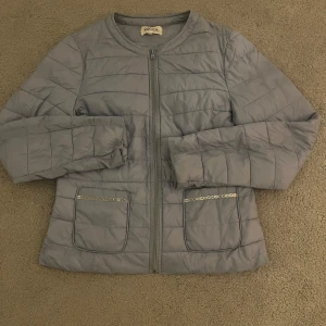 Ljus blå jacka från KOCCA så fin till våren😍💕 - Säljer en jättesöt ljusblå jacka. Jackan har en dragkedja framtill och två praktiska fickor med dekorativa detaljer. Perfekt för kyligare dagar.😍💕