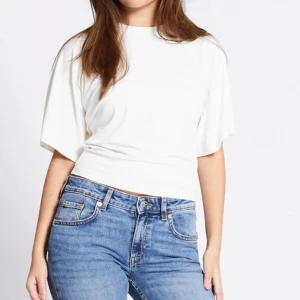 Vit kortärmad t-shirt - Säljer en stilren vit t-shirt med korta ärmar och rund hals. Perfekt för en avslappnad look. Passar bra till jeans eller kjol. Skön och enkel att bära.