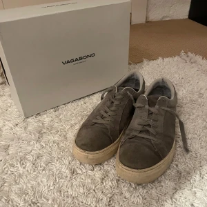 Grå sneakers från Vagabond - Snygga grå sneakers från Vagabond med en stilren design.
