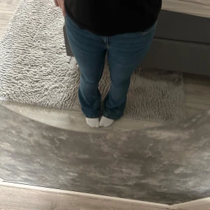 Blå jeansbyxor - Snygga blå jeansbyxor med en klassisk design. De har en normal passform och är perfekta för en avslappnad stil. skriv till mig om du är intresserad eller har några frågor🥰