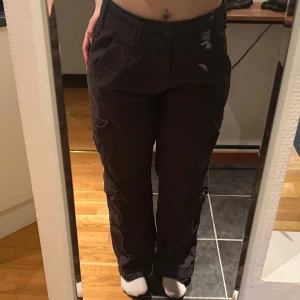 Grå cargobyxor brandit  - Grå cargobyxor från Brandit, köpta för 500-600kr och knappt använda, väldigt bra kvalité! Buda gärna 💞