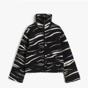 Hm fleece - Säljer denna populära fleece från HM, den är i storlek M men sitter som en S, har inga defekter. Skriv till mig om ni har frågor! 💖