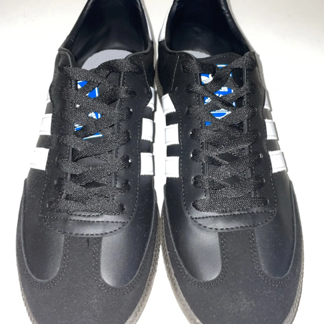 Svarta Adidas sambas