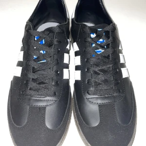 Svarta Adidas sambas - Helt oanvända samba perfekt för sommaren. Säljs på grund av att de inte används, fick som present. Vid frågor är det bara att skriva. Priset kan diskuteras :)