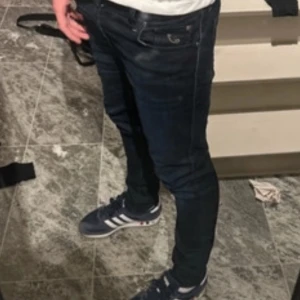Jacob cohen jeans - Stilrena Jeans från Jacob cohen som är i nyskick!  Personen på bilden är ca 180 cm lång och väger 70 kg. Tveka inte på att kontakta mig vid minsta fundering eller eventuella frågor!🙌