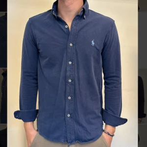 Ralph lauren skjorta  - En as schysst skjorta från Ralph lauren. Featherweight mesh. Storlek S och modellen på bilden är ca 182 cm. Fint skick.. nypris 1599kr, köp för endast 549kr.  