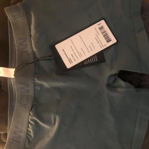 Träningsshorts från ICANIWILL - Säljer träningsshorts i nyskick från ICIW i färgen jungle green då jag aldrig har använt dem. Köptes för 449, pris kan diskuteras🩷 (säljer 2 par, ena med prislapp den andra har inte prislappen kvar men är också i nyskick)