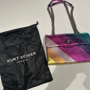 Kurt geiger väska!! - Dags för min fina fina väska att få leva vidare. Den här väskan är använd ca 6 gånger totalt och används alldeles för lite för att ha kvar tyvärr💞 Finns inga defekter förutom att den har tappat lite färg här och var men inget man tänker på💞 Nypris : 2 700 säljer för 1 900kr 💞💞💞