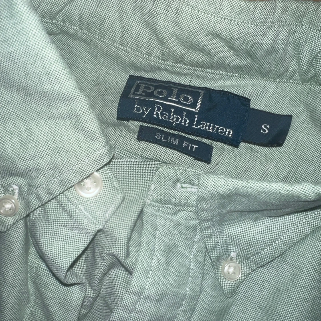 Grön skjorta med broderad logga - 4