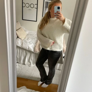 Vit stickad tröja - Säljer en mysig vit stickad tröja från Gina! Passar till allt och är perfekt för sommarkvällar❤️